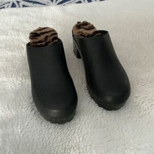 No6 Liza Clog in Black with Zebra Shearling Sz 9